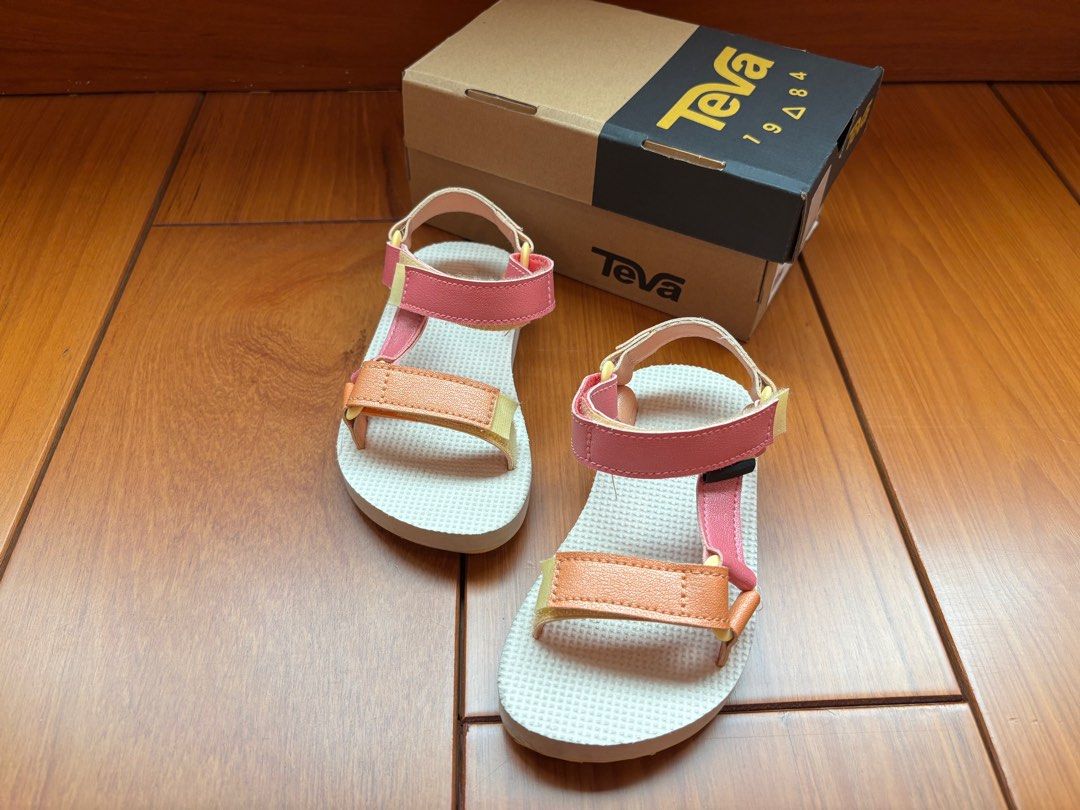 由 js_sells (刊登 ID 1375084758，圖片 1) 提交，位於 台北市 (Taipei) 的 Teva 夏天戲水涼鞋 (類別：嬰兒及兒童流行時尚)，說明：粉紫+蜜桃橘配色超可愛 品牌： Teva 、附鞋盒 狀況：幾乎全新 尺寸：US 10、17cm。