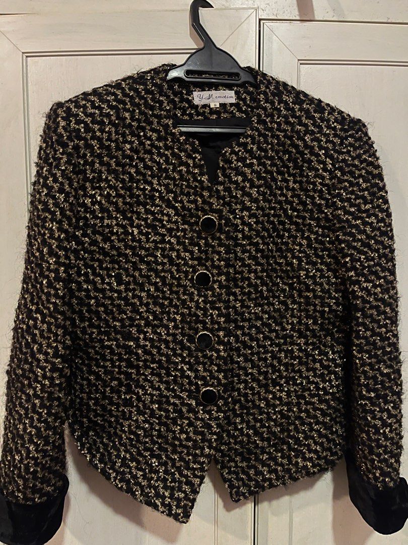 Textured blazzer (Category: Blouses) located in Ampang. Submitted by natashaaar (Listing ID 1375225310, Image 1). Description: -Fit S to M -RM15 add another RM5 for one set with the skirt.