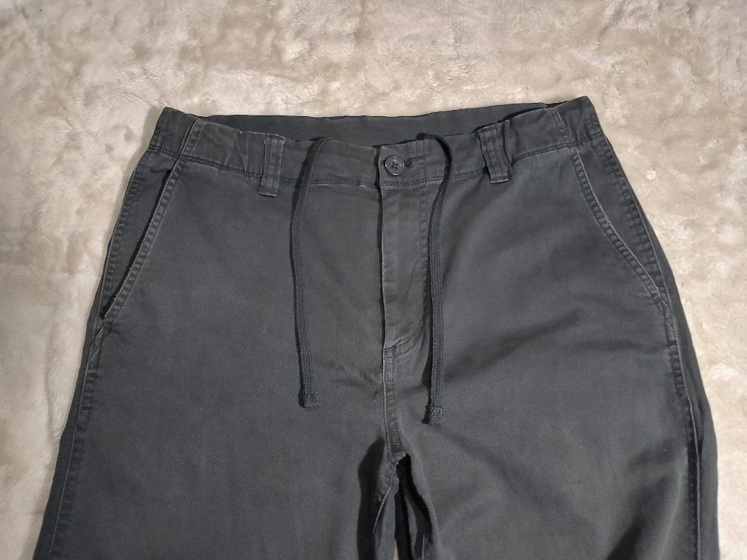 Uniqlo gray jogger pants (Category: Joggers) located in Cadiz. Submitted by comradstuff (Listing ID 1375080915, Image 2). Description: Uniqlo gray jogger pants waist 30-33" length 37".