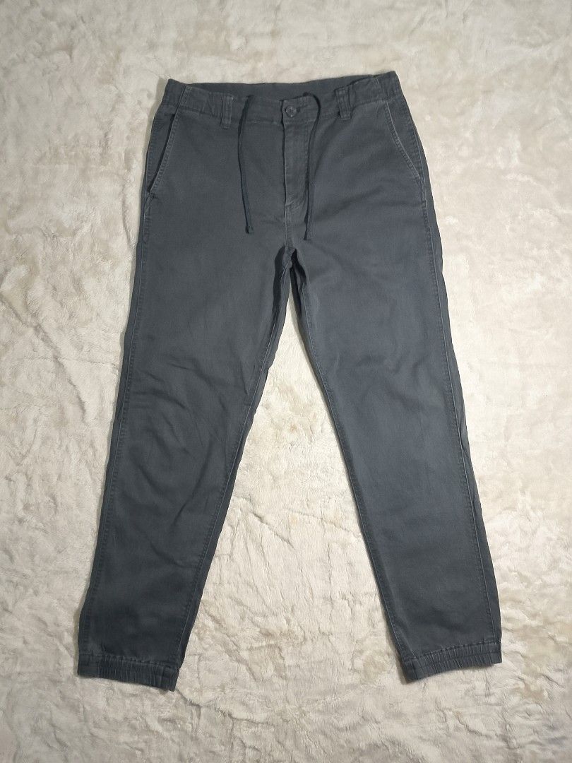 Uniqlo gray jogger pants (Category: Joggers) located in Cadiz. Submitted by comradstuff (Listing ID 1375080915, Image 1). Description: Uniqlo gray jogger pants waist 30-33" length 37".