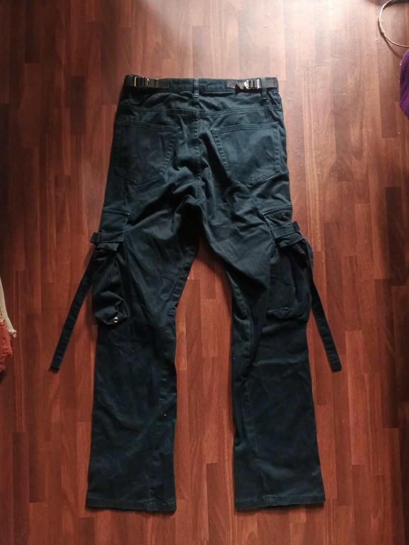 Vuja Dé Bondage Flared Pants (Category: Jeans) located in Naga. Submitted by unknwnstreetwear (Listing ID 1375106179, Image 3). Description: Very Good Condition Waistline-30 inches Length-40.5 inches Leg opening- 8.5 inches.