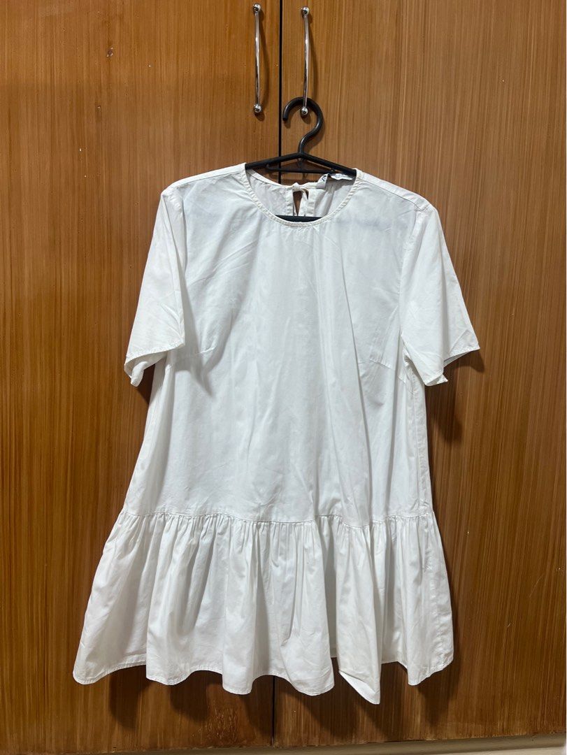 Zara Long White Poplin Shirt (Category: Blouses) located in Baguio. Submitted by xentrep (Listing ID 1375231221, Image 1). Description: Authentic No flaws Used 2-3x only XS on tag but fits S nicely.