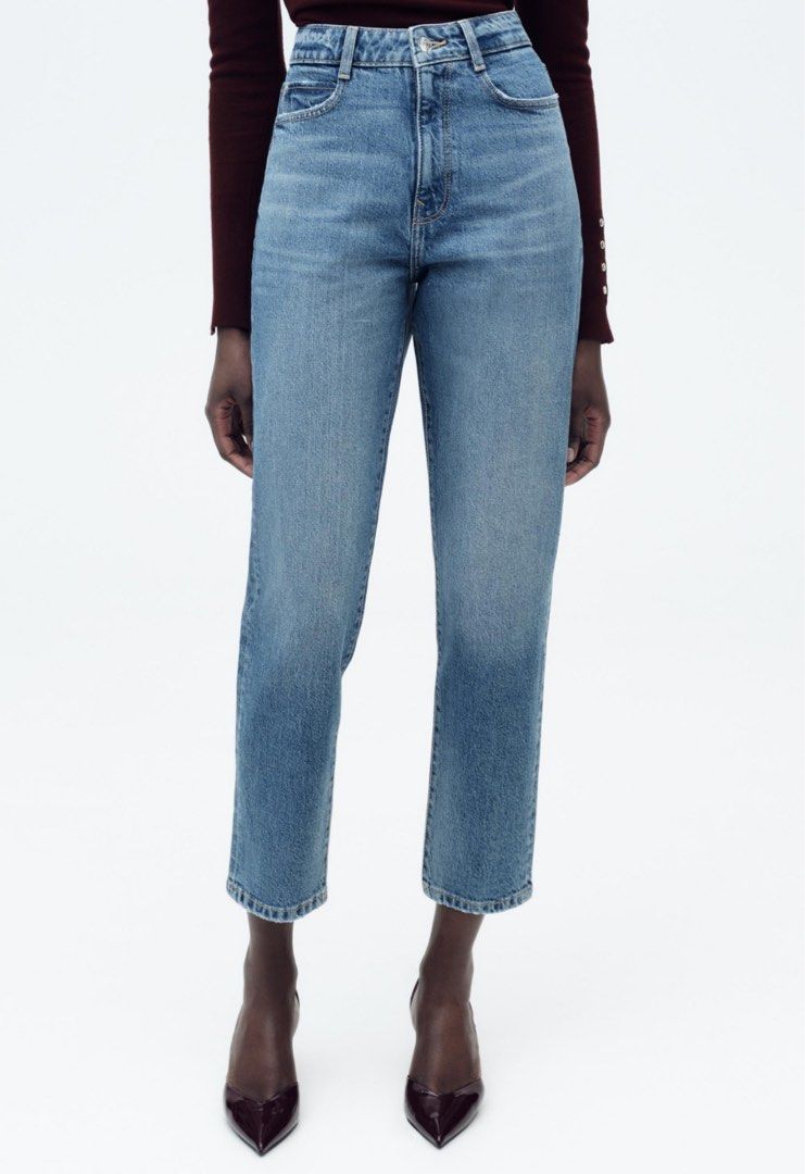 Zara Mom Jeans (Category: Jeans) located in Taguig. Submitted by hellokyky (Listing ID 1375201515, Image 1). Description: bought in the US, barely worn mom jeans in light wash. Size: Eur 34, USA 2, Mex 24 ❗️please refrain from sending offers if you don’t plan on purchasing!.