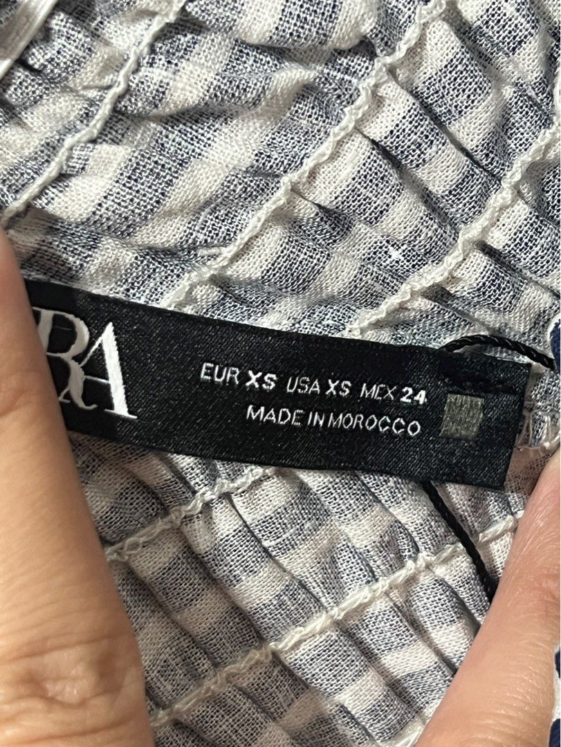 Zara Off-the-Shoulder Striped Top (Category: Blouses) located in Baguio. Submitted by xentrep (Listing ID 1375233158, Image 2). Description: Authentic Used 1-2x only Size XS but would fit S nicely too SF to be shouldered by the buyer ₱80 .