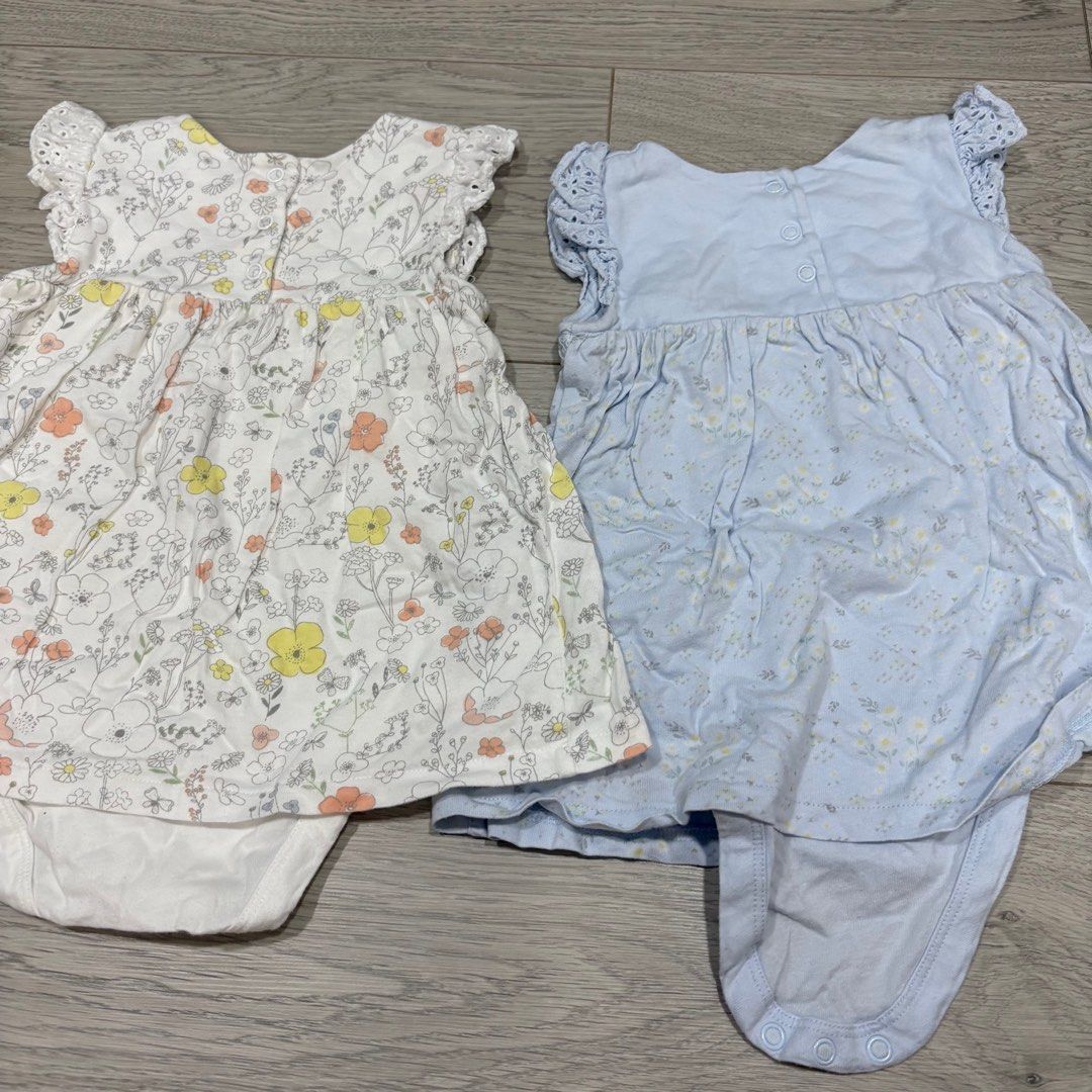 由 zazameme (刊登 ID 1375423424，圖片 2) 提交，位於 台北市 (Taipei) 的 (12m) mother care 碎花包屁洋裝2件組 (類別：嬰兒及兒童流行時尚)，說明：白色領口微污當作贈送 自行清洗 二手商品不如新 售出不退 高標勿擾。