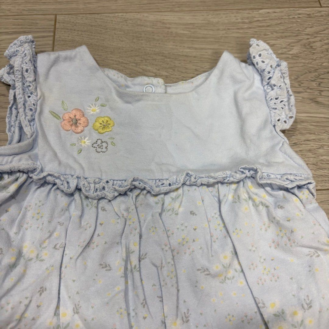由 zazameme (刊登 ID 1375423424，圖片 3) 提交，位於 台北市 (Taipei) 的 (12m) mother care 碎花包屁洋裝2件組 (類別：嬰兒及兒童流行時尚)，說明：白色領口微污當作贈送 自行清洗 二手商品不如新 售出不退 高標勿擾。