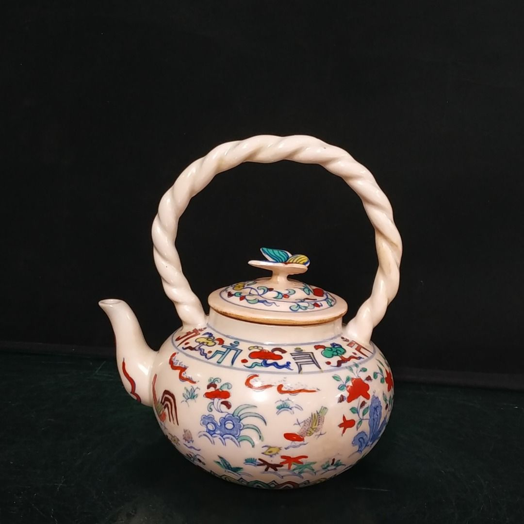 中国 大明成化年製  青花飛蝶文小壺 中国 大明成化年製 青花飛蝶文小壺 大明成化年