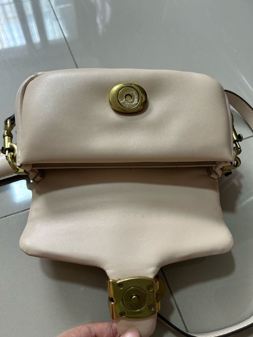 👜✨ COACH TABBY PILLOW — Mirror Quality (Kategori: Tas & Dompet Wanita) berada di Jakarta Barat. Dikirim oleh onglook (ID iklan 1375360727, Gambar 3). Deskripsi: 👜✨ COACH TABBY PILLOW — Mirror Quality Siap tampil classy setiap hari? 😍 Coach Tabby Pillow hadir dengan desain elegan dan kualitas premium setara original! ✅ Mirror Quality – super detail & rapi ✅ Material: Lambskin leather – lembut & mewah saat disentuh ✅ Ukuran: 26 x 14 x 8 cm – pas