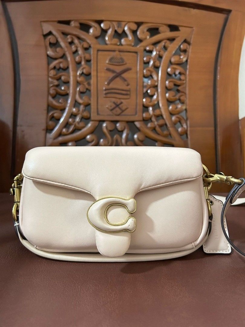 👜✨ COACH TABBY PILLOW — Mirror Quality (Kategori: Tas & Dompet Wanita) berada di Jakarta Barat. Dikirim oleh onglook (ID iklan 1375360727, Gambar 1). Deskripsi: 👜✨ COACH TABBY PILLOW — Mirror Quality Siap tampil classy setiap hari? 😍 Coach Tabby Pillow hadir dengan desain elegan dan kualitas premium setara original! ✅ Mirror Quality – super detail & rapi ✅ Material: Lambskin leather – lembut & mewah saat disentuh ✅ Ukuran: 26 x 14 x 8 cm – pas