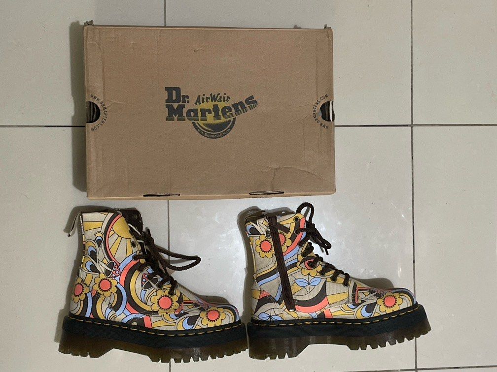 💯 Doc Marten’s V Jadon Retro Ray Canvass (Category: Boots) located in Quezon City. Submitted by romsr (Listing ID 1375286643, Image 3). Description: 💯 Original Dr. Marten’s V Jadon Retro Ray Canvass with Box Throwing in DMs eco bag too! 🤙🏾 Size is 7 Ladies but really an 8. Selling this because of size. I am an 23.50 cm (6.5) and since there are no half sizes (I thoroughly checked the size chart) i opted for the 7 Ladies. I WOULD SAY BEST FIT 