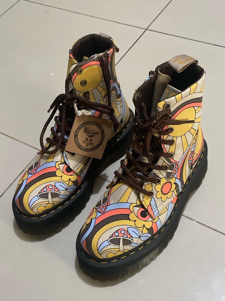 💯 Doc Marten’s V Jadon Retro Ray Canvass (Category: Boots) located in Quezon City. Submitted by romsr (Listing ID 1375286643, Image 1). Description: 💯 Original Dr. Marten’s V Jadon Retro Ray Canvass with Box Throwing in DMs eco bag too! 🤙🏾 Size is 7 Ladies but really an 8. Selling this because of size. I am an 23.50 cm (6.5) and since there are no half sizes (I thoroughly checked the size chart) i opted for the 7 Ladies. I WOULD SAY BEST FIT 