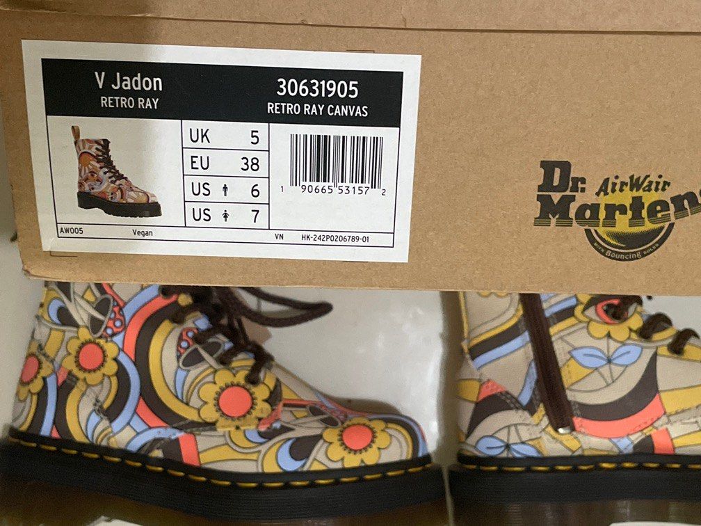 💯 Doc Marten’s V Jadon Retro Ray Canvass (Category: Boots) located in Quezon City. Submitted by romsr (Listing ID 1375286643, Image 2). Description: 💯 Original Dr. Marten’s V Jadon Retro Ray Canvass with Box Throwing in DMs eco bag too! 🤙🏾 Size is 7 Ladies but really an 8. Selling this because of size. I am an 23.50 cm (6.5) and since there are no half sizes (I thoroughly checked the size chart) i opted for the 7 Ladies. I WOULD SAY BEST FIT 