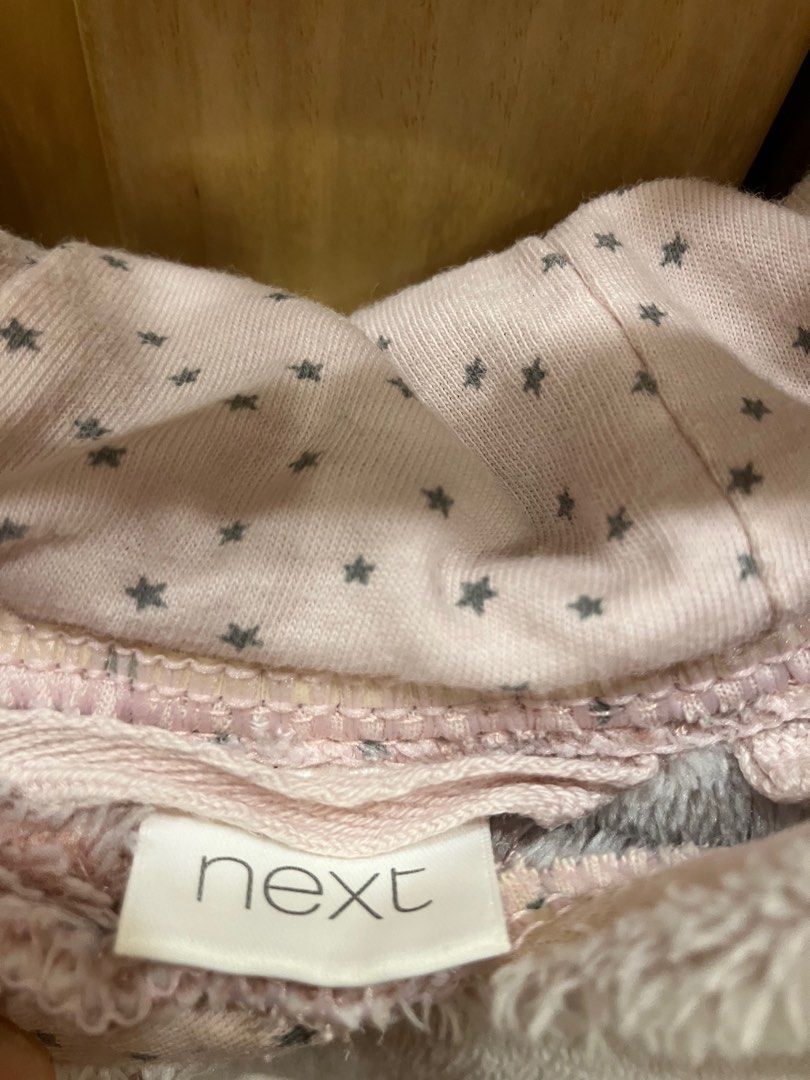 由 johnrainbo24048 (刊登 ID 1375459901，圖片 3) 提交，位於 台北市 (Taipei) 的 二手正版 Next 女童 老鼠 粉灰 保暖 帽T 12-18M (類別：嬰兒及兒童流行時尚)，說明：9成新 厚款保暖帽T 尺寸: 12-18m 約胸寬32/衣長36cm 。