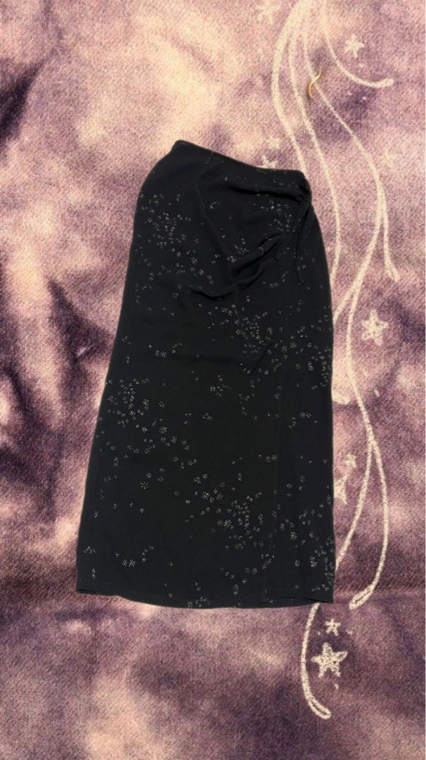 black long wrap skirt with glitter detailing (Category: Dresses) located in Baguio. Submitted by shop.suguru (Listing ID 1375383053, Image 1). Description: • size: s-m • length: 37 • no flaws • can be styled as a dress with a statement belt or corset :) • shipping: j&t only don’t hesitate to dm me if u have additional questions! <3 .