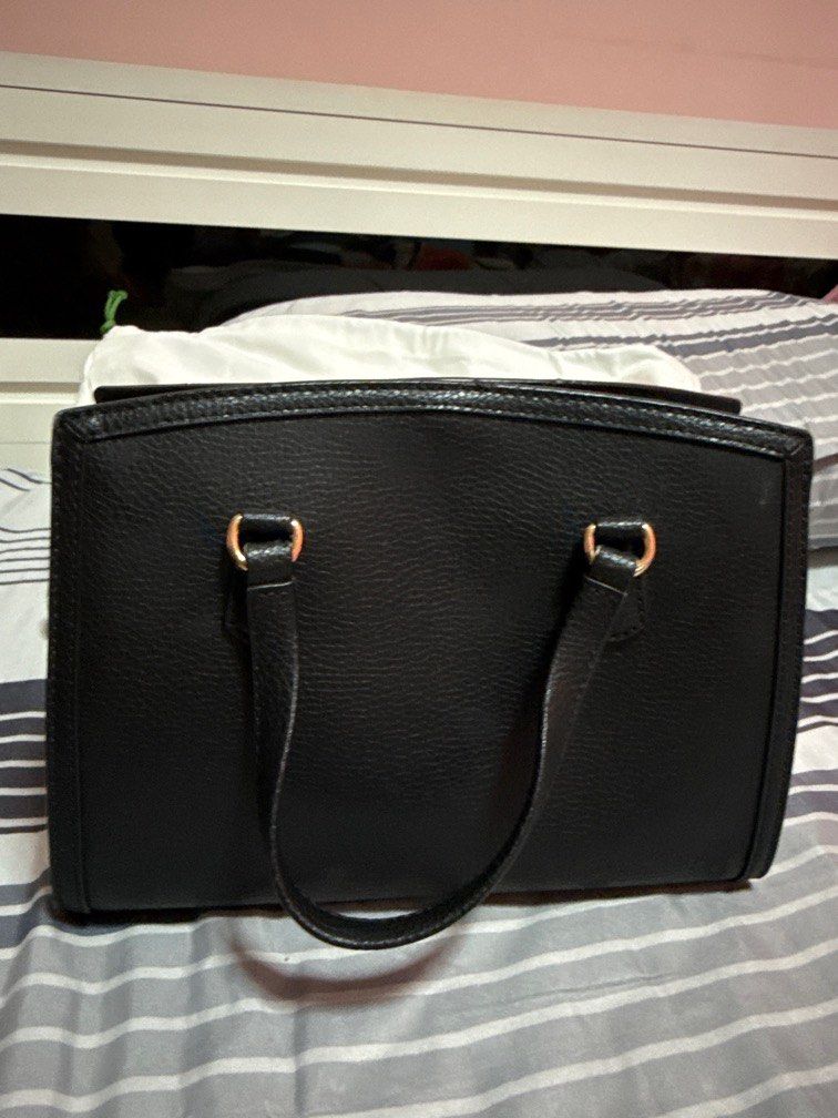 Black Michael Kors (MK) Bag with sling (Category: Bags & Wallets) located in Singapore. Submitted by eatmysorrows (Listing ID 1375349740, Image 2). Description: not used at all, just stored in dustbag. bought as a present but i dont use it hence, selling away to someone who will appreciate it more. still got original box. negotiable but pls dont lowball. meet ups at our convi! .