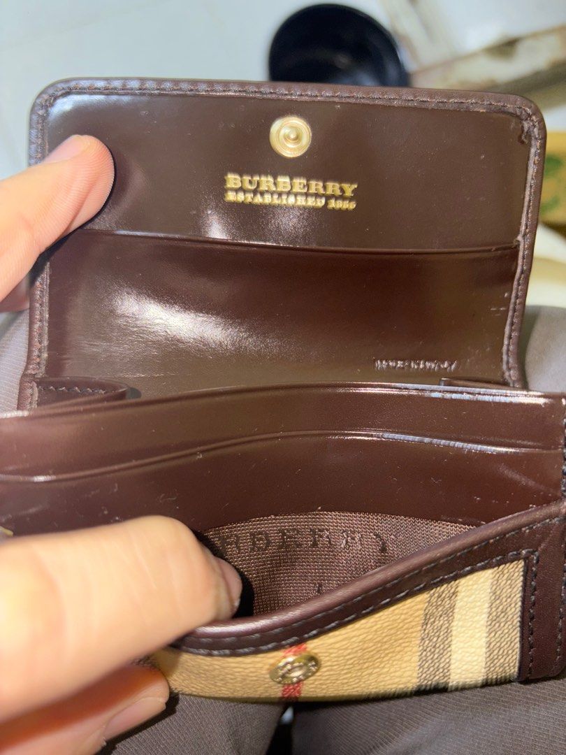 Burberry Short Wallet (Category: Wallets & Card holders) located in Quezon City. Submitted by randomstuffdeclutter33 (Listing ID 1375313202, Image 2). Description: complete inclusions.