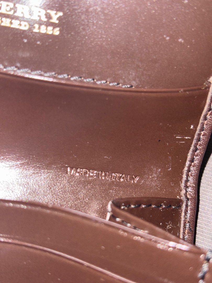 Burberry Short Wallet (Category: Wallets & Card holders) located in Quezon City. Submitted by randomstuffdeclutter33 (Listing ID 1375313202, Image 3). Description: complete inclusions.