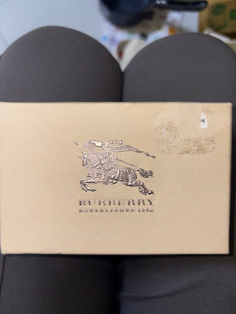 Burberry Short Wallet (Category: Wallets & Card holders) located in Quezon City. Submitted by randomstuffdeclutter33 (Listing ID 1375313202, Image 1). Description: complete inclusions.