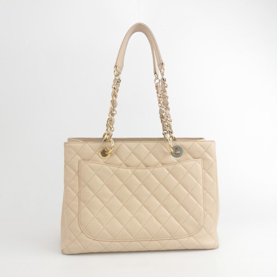 Chanel GST Garnd Shopping Bag (Category: Luxury Bags & Wallets) located in Manila. Submitted by rainrainrainrainrain (Listing ID 1375339650, Image 3). Description: good condition, sgins of wear, slight satins on the lining, slight scartches and worn on the corners and edges, come with hologram and dust bag Authentic guarantee, If identification documents are required, additional 900 peso will be charge Shipping by LBC air cargo Payment method: Pa