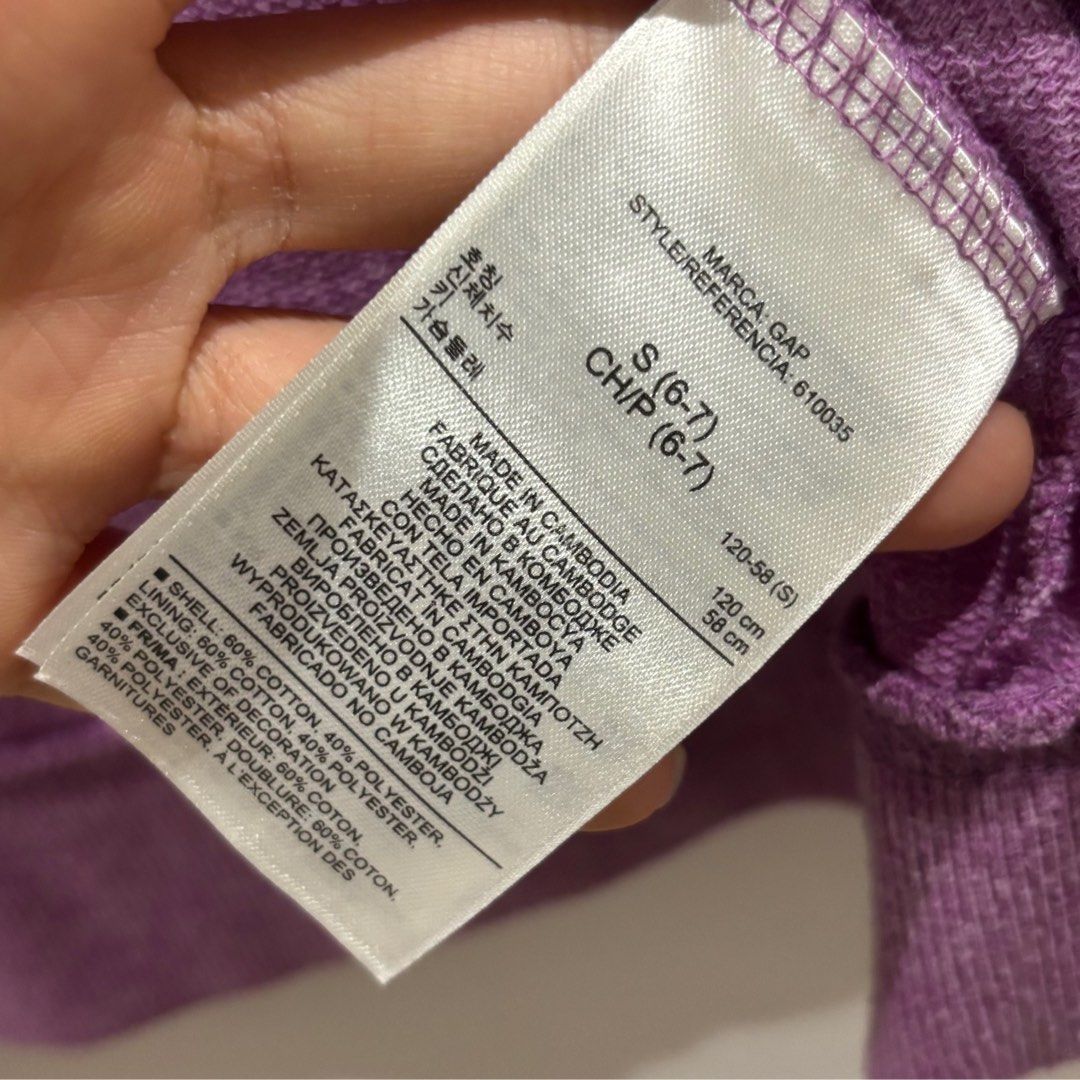 GAP jacket (Category: Babies & Kids Fashion) located in Singapore. Submitted by user07090921 (Listing ID 1375421572, Image 4). Description: Minor defect on the zip (shown in the second pic).