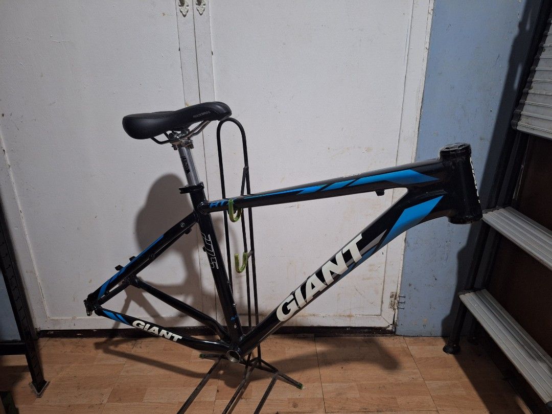 Giant ATX 27.5 mountain bike frame set (Category: Bicycles) located in Quezon City. Submitted by gtdream (Listing ID 1375401064, Image 1). Description: Location: Veterans Village, QC pickup only -Original 650B MTB frame -size 17 Medium -6061 Aluminum -seat and headset included -only cosmetic issues (normal) as seen on photos.
