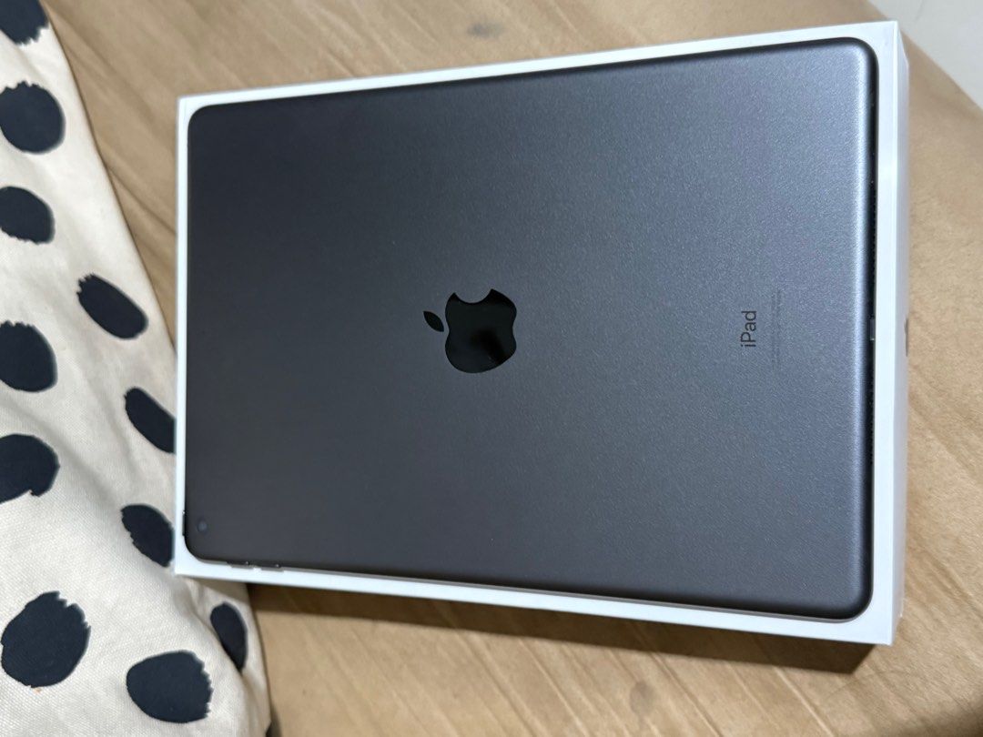 IPAD 8 (32GB) (Category: iPad) located in Manila. Submitted by pilarr (Listing ID 1375409718, Image 2). Description: Charger not included.
