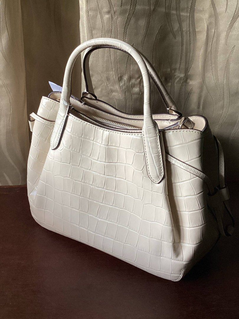 Kate Spade Dumpling Croco Embossed [Brand New] (Category: Luxury Bags & Wallets) located in Las Pinas. Submitted by yamsy (Listing ID 1375288396, Image 3). Description: Meetup: Vito Cruz/Sm Southmall Loc: Las Pinas City Kate Spade Color: Bare Details: Croco Embossed Style: Flip Crossbody/Handbag - Nego (if sure buyer) - Brand New - From US (No box, dust bag only included) - Authentic 100% .