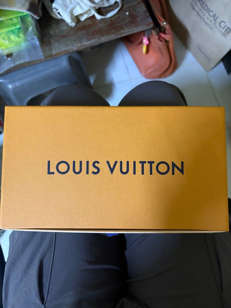 Louis Vuitton Red Patent Long Wallet (Category: Luxury Bags & Wallets) located in Quezon City. Submitted by randomstuffdeclutter33 (Listing ID 1375313016, Image 1). Description: complete inclusions.