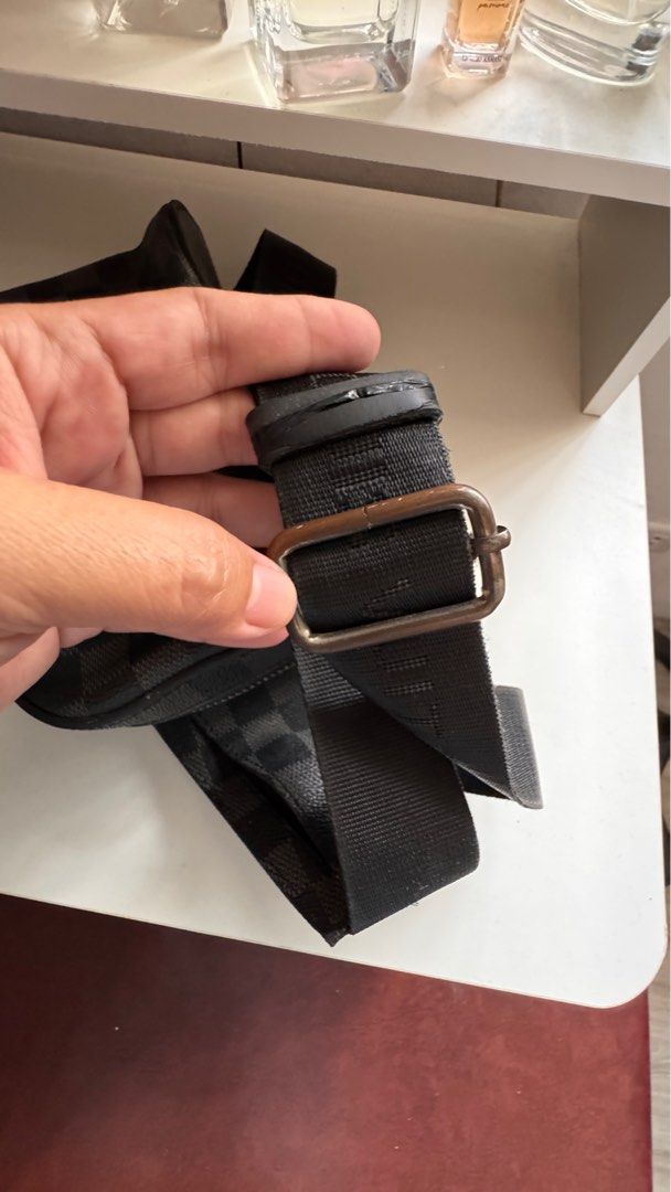 LV (Category: Luxury Bags & Wallets) located in Caloocan City. Submitted by angieyamba42983 (Listing ID 1375433283, Image 3). Description: Tarnish yung buckle Diko sure if legit pero may code Sling/belt bag As is where is po manage your expectation .