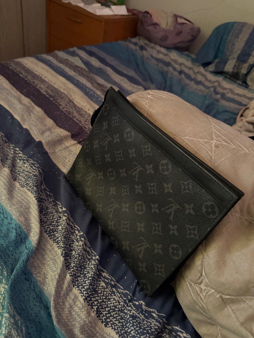 LV clutch (Category: Bags & Wallets) located in Singapore. Submitted by NeoTradzZ (Listing ID 1375323350, Image 2). Description: Selling it for damn cheap because i have other bags No receipt or bag .