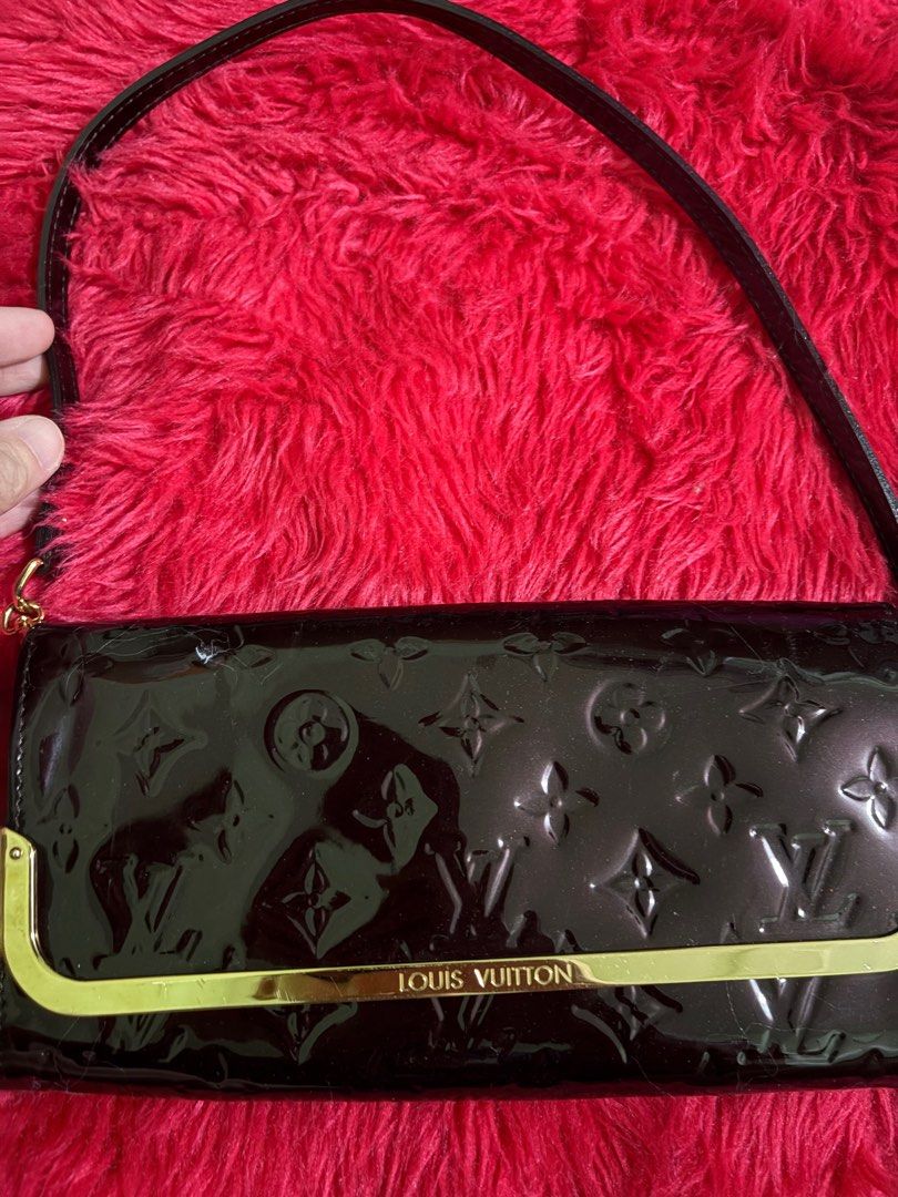 LV Vernis patent shoulder bag (Category: Purses & Pouches) located in Quezon City. Submitted by randomstuffdeclutter33 (Listing ID 1375314555, Image 1). Description: .