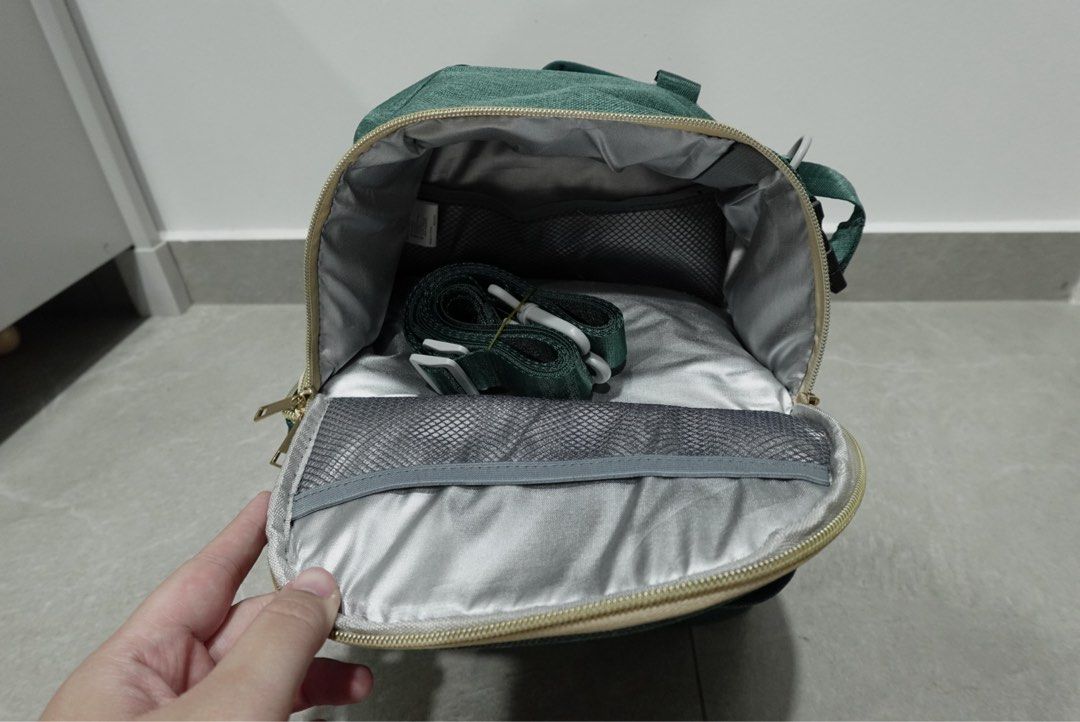 Mama Warehouse Cooler Bag (Category: Diaper Bags & Wetbags) located in Singapore. Submitted by sweettmisery (Listing ID 1375380805, Image 2). Description: BNIB cooler bag, opened to take a look at the insides and to take photos. RTP $25.90 on Mama Warehouse website..