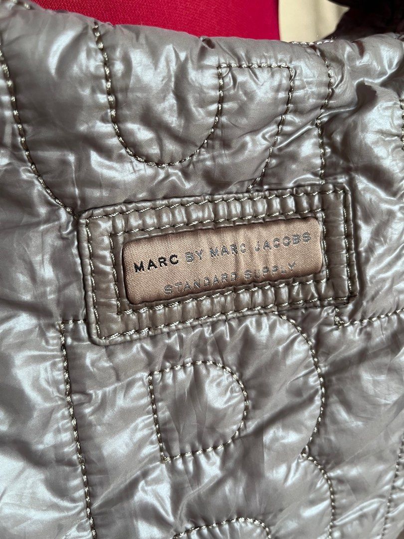 MARC JACOBS BAG (Category: Luxury Bags & Wallets) located in Pasig City. Submitted by ThingsToExplore (Listing ID 1375326112, Image 2). Description: has flaw but you can alter the peel off side of the sling the rest is fine☺️.
