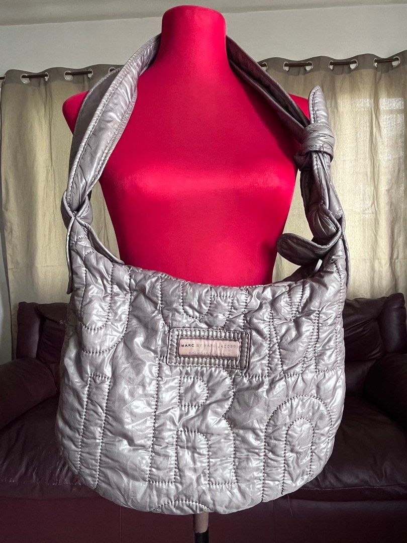MARC JACOBS BAG (Category: Luxury Bags & Wallets) located in Pasig City. Submitted by ThingsToExplore (Listing ID 1375326112, Image 3). Description: has flaw but you can alter the peel off side of the sling the rest is fine☺️.