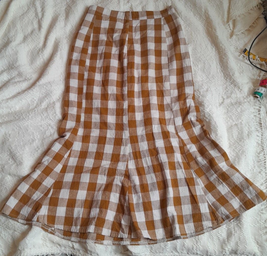 Mermaid Style Midi Skirt (Category: Skirts) located in Cebu City. Submitted by aimfl (Listing ID 1375323927, Image 1). Description: • Dimensions: Approx. 12 x 29 (See photos). • These are pre-loved items so please manage your expectations. • Buyer must shoulder the shipping fee. • Rfs: Decluttering Tagging: Dorothy Perkins, Mango, Zara, Uniqlo, GU. H&M, Forever 21, F21, COS, Cotton On.