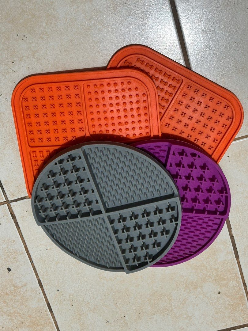 PET CAT DOG SLOW FEEDER WITH SUCTION RUBBER (Category: Homes & Other Pet Accessories) located in Manila. Submitted by random.affordables (Listing ID 1375396812, Image 1). Description: Get all for 200.