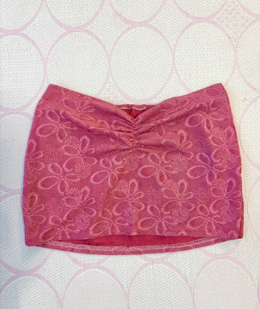Pink Floral Tube Top (Category: Sleeveless) located in Makati City. Submitted by fittedsecond (Listing ID 1375361780, Image 1). Description: thrifted, rare find! wore once to the beach, soo pretty garterized, fits S to L bust .
