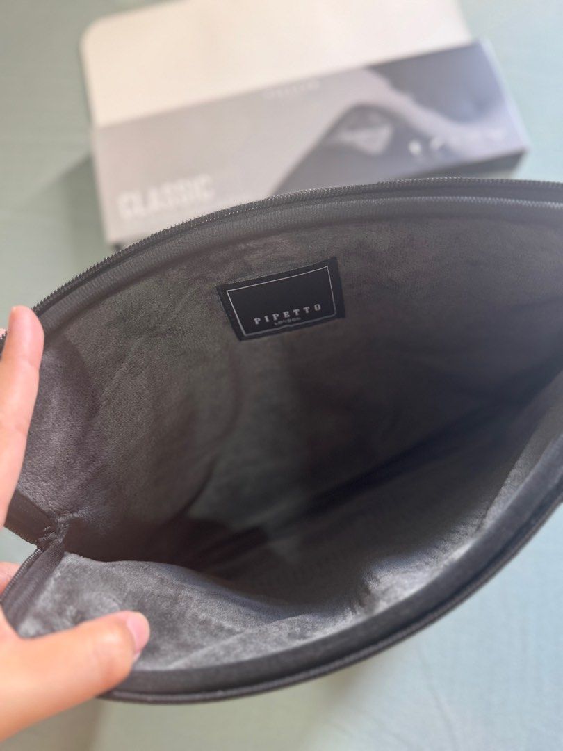 Pipetto Laptop Sleeves 13"-14" (Category: Laptop Bags & Sleeves) located in Quezon City. Submitted by jgsellss (Listing ID 1375449162, Image 3). Description: Bought from Powermac. Used it twice, no damage or anything. .