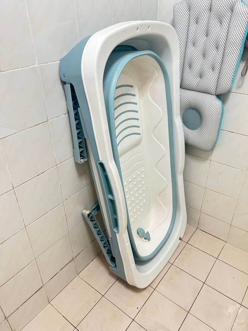 Portable bath tub (Category: Bathtub & Bath Accessories) located in Singapore. Submitted by josephquek61 (Listing ID 1375443470, Image 2). Description: Size:L142 x W60 x Ht 58 cm.Portable and able to keep. Suitable for all age..