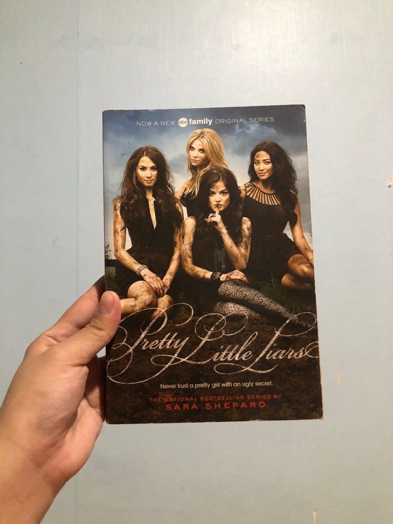 Pretty Little Liars Book 1-4 (Paperback) (Category: Storybooks) located in Cebu City. Submitted by sonnydeclutters (Listing ID 1375291834, Image 3). Description: with freebie book from same author never been read has tanning & foxxing.