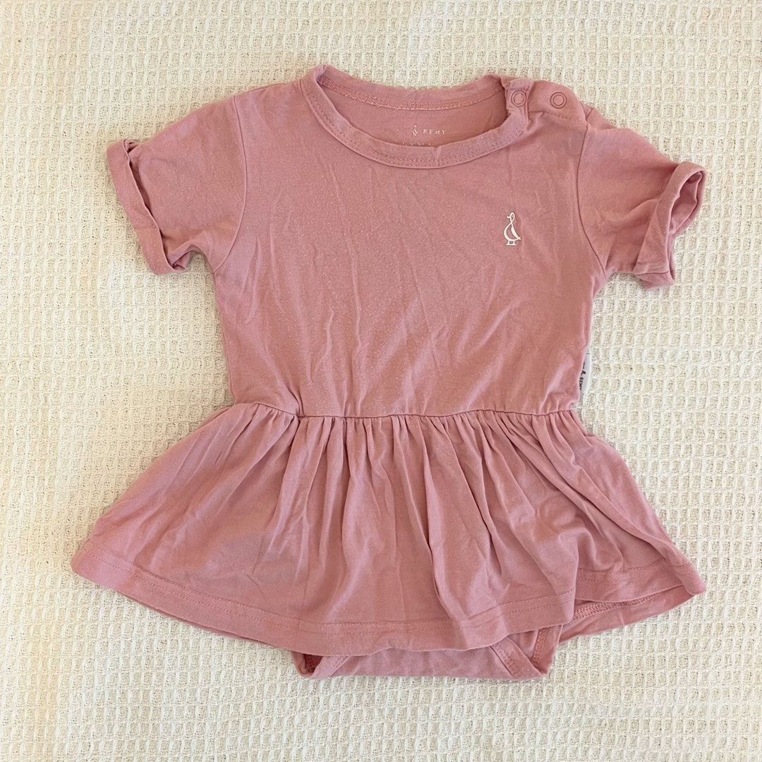 RAPH REMY Premium Bamboo Baby Onesie Dress Baby Girl Dress (Category: Babies & Kids Fashion) located in Singapore. Submitted by haru1220 (Listing ID 1375340171, Image 1). Description: Adorable baby girl romper dress from RAPHREMY in dusty pink. Size: 6–12 months Features a cute peplum-style skirt and short sleeves. Snap buttons on the shoulder and bottom for easy dressing and diaper changes. 【Material】 •Gentle On Sensitive Skin Soothing, non-irri