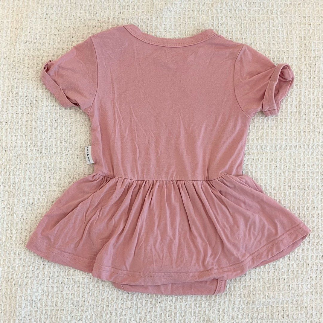 RAPH REMY Premium Bamboo Baby Onesie Dress Baby Girl Dress (Category: Babies & Kids Fashion) located in Singapore. Submitted by haru1220 (Listing ID 1375340171, Image 2). Description: Adorable baby girl romper dress from RAPHREMY in dusty pink. Size: 6–12 months Features a cute peplum-style skirt and short sleeves. Snap buttons on the shoulder and bottom for easy dressing and diaper changes. 【Material】 •Gentle On Sensitive Skin Soothing, non-irri