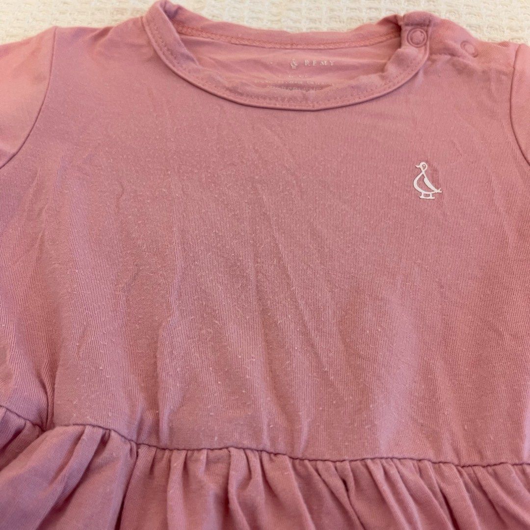 RAPH REMY Premium Bamboo Baby Onesie Dress Baby Girl Dress (Category: Babies & Kids Fashion) located in Singapore. Submitted by haru1220 (Listing ID 1375340171, Image 3). Description: Adorable baby girl romper dress from RAPHREMY in dusty pink. Size: 6–12 months Features a cute peplum-style skirt and short sleeves. Snap buttons on the shoulder and bottom for easy dressing and diaper changes. 【Material】 •Gentle On Sensitive Skin Soothing, non-irri