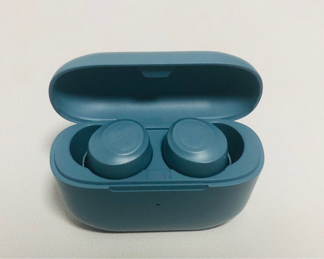 Sports EarPods/earphone (Category: Earphones) located in Singapore. Submitted by kittywang21 (Listing ID 1375329979, Image 2). Description: Long battery life up to 32hrs .