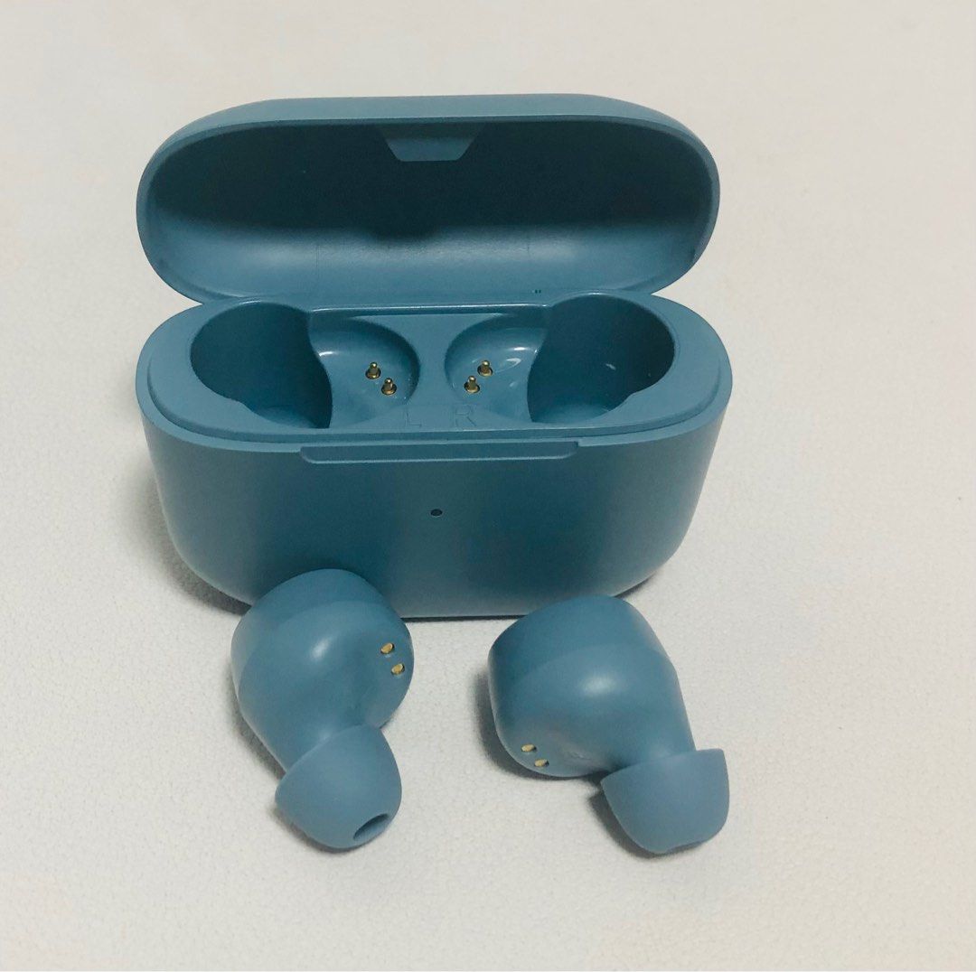Sports EarPods/earphone (Category: Earphones) located in Singapore. Submitted by kittywang21 (Listing ID 1375329979, Image 3). Description: Long battery life up to 32hrs .