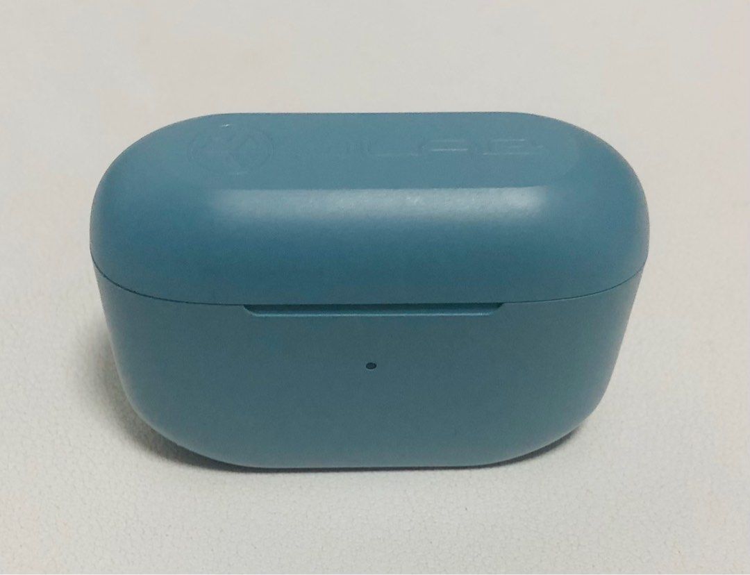 Sports EarPods/earphone (Category: Earphones) located in Singapore. Submitted by kittywang21 (Listing ID 1375329979, Image 1). Description: Long battery life up to 32hrs .