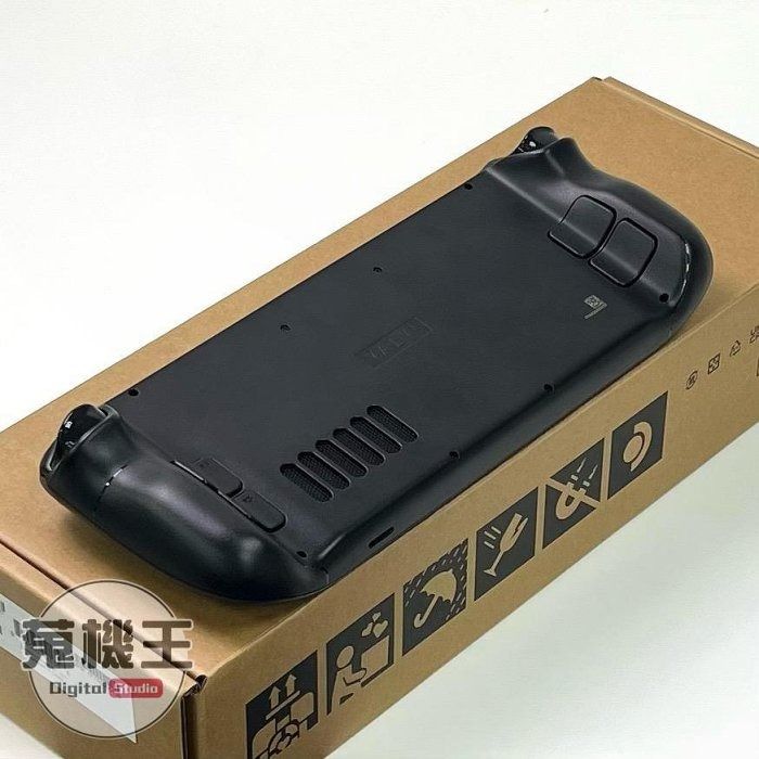 由 winson999888 (刊登 ID 1375364633，圖片 2) 提交，位於 台北市 (Taipei) 的 【蒐機王】Steam Deck 512G LCD 遊戲掌機【可用舊3C折抵購買】D4251-S (類別：其他電玩主機)，說明：【商品貨號】D4251 【名稱】Steam Deck 512G LCD 遊戲掌機 【顏色】黑色 【品相描述】外觀良好 【新舊程度】中古品 / 90%新 【保固狀態】店家責任保固七天 【配件說明】原廠盒裝、收納包、充電器 【NCC認證碼】CCAI20LP0680T0 【BSMI商檢字號】N/A 【賣場管理代碼】03 -------------------------------------- 【商品狀態分級說明】 ● 100%新 = 全新未拆封新品 ● 95%新 = 機況如新品一般 ● 90%新 = 僅些許使用小痕跡 ● 85%新 = 外觀有較明顯痕跡 ● 80%新 = 外觀較重的使用痕跡 ● 70%新 = 商品瑕疵或功能異常 ----------