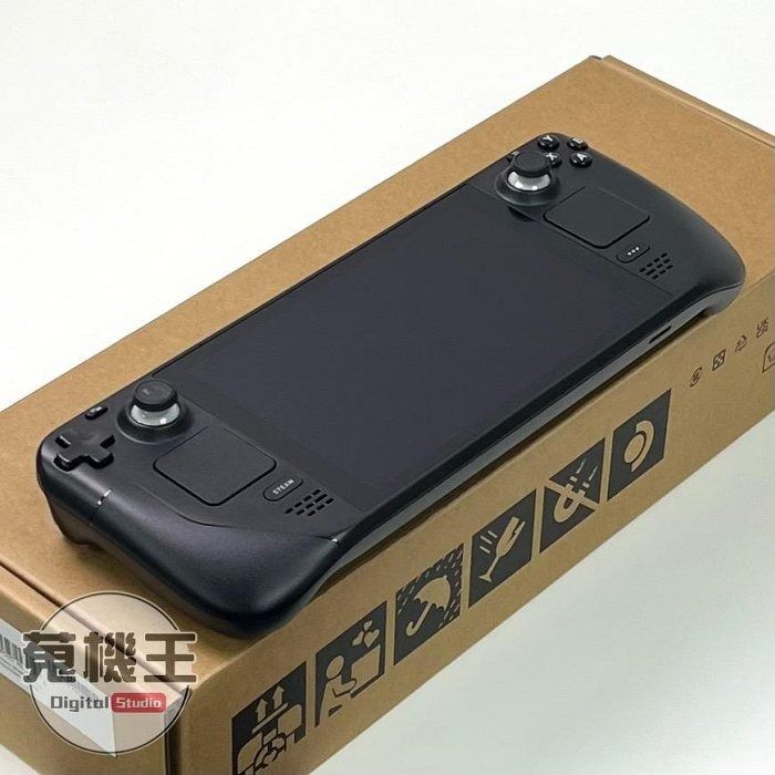 由 winson999888 (刊登 ID 1375364633，圖片 1) 提交，位於 台北市 (Taipei) 的 【蒐機王】Steam Deck 512G LCD 遊戲掌機【可用舊3C折抵購買】D4251-S (類別：其他電玩主機)，說明：【商品貨號】D4251 【名稱】Steam Deck 512G LCD 遊戲掌機 【顏色】黑色 【品相描述】外觀良好 【新舊程度】中古品 / 90%新 【保固狀態】店家責任保固七天 【配件說明】原廠盒裝、收納包、充電器 【NCC認證碼】CCAI20LP0680T0 【BSMI商檢字號】N/A 【賣場管理代碼】03 -------------------------------------- 【商品狀態分級說明】 ● 100%新 = 全新未拆封新品 ● 95%新 = 機況如新品一般 ● 90%新 = 僅些許使用小痕跡 ● 85%新 = 外觀有較明顯痕跡 ● 80%新 = 外觀較重的使用痕跡 ● 70%新 = 商品瑕疵或功能異常 ----------