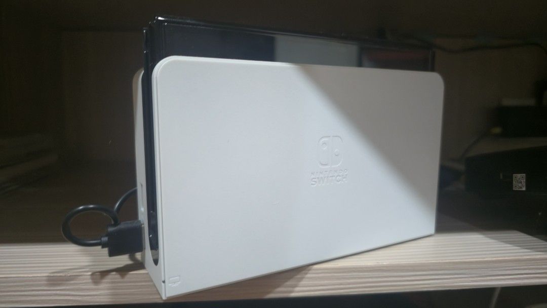 由 serafinwanghaha73 (刊登 ID 1375437701，圖片 3) 提交，位於 台北市 (Taipei) 的 Switch OLED +保護貼+外出包+背後散熱組件 (類別：Nintendo 任天堂)，說明：手把兩隻都還在，只是拍照的時候正在充 外部充電 所有配件皆原廠 盒裝皆在。