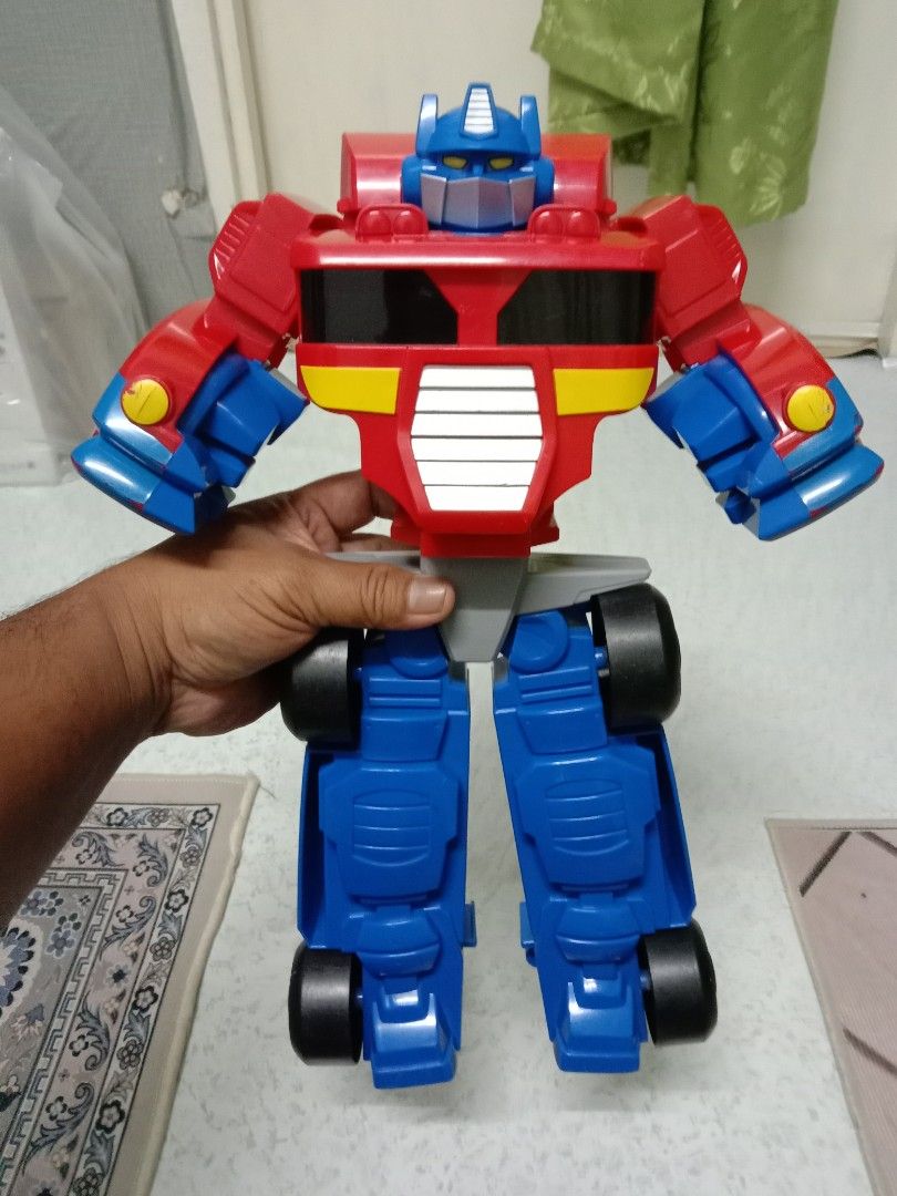Transformers robot (Category: Action & Battle Toys) located in Klang. Submitted by ejaii8 (Listing ID 1375458241, Image 3). Description: robot Transformers boleh transform jadi lori condition memang terbaik!!! item bundle saiz 44cm tinggi besar.